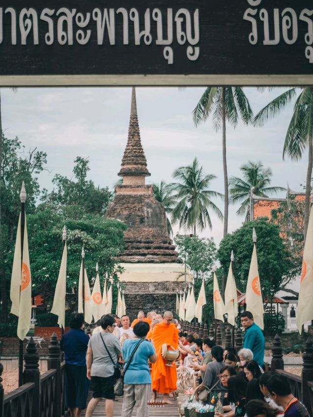 ใส่บาตรสะพานบุญรับอรุณสุโขทัย