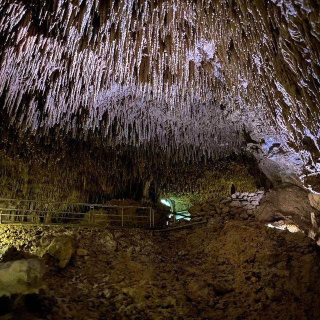 沖縄本島「玉泉洞」地底の絶景！幻想的な空間