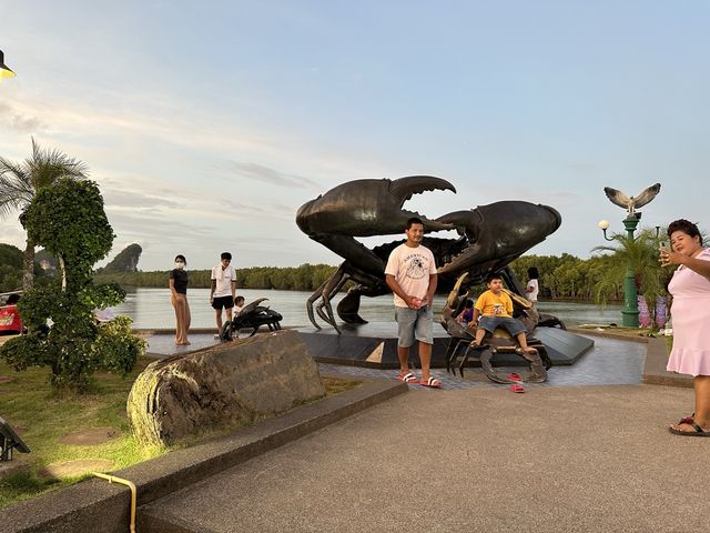 • ลานปูดำ แลนด์มาร์คเมืองกระบี่ 🦀