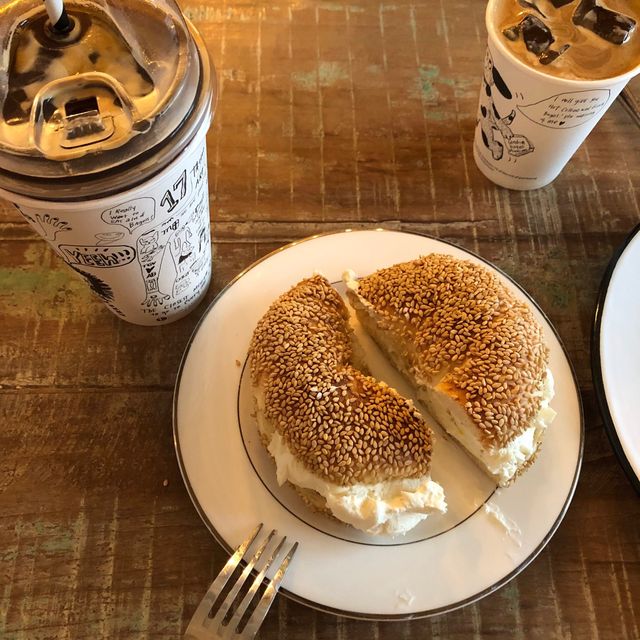 베이글 3대 맛집! 런던 베이글 뮤지엄 안국점🇬🇧 | 트립닷컴 서울 베이글 3대 맛집! 런던 베이글 뮤지엄 안국점🇬🇧 | 트립닷컴 서울 