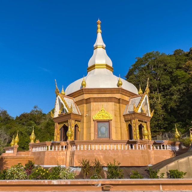 เจดีย์สวย บนเชิงเขาวิวเมืองภูเก็ต