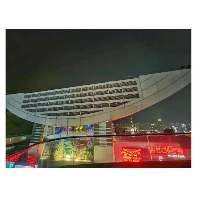 モダン建築一日ツアー。山頂広場。