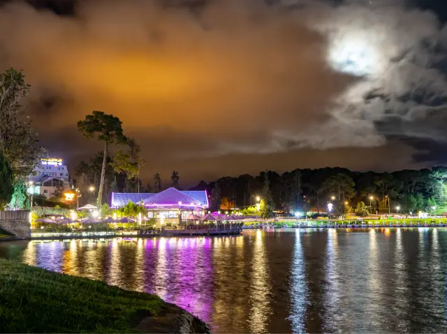 Xuan Huong Lake and the nights of Dalat..