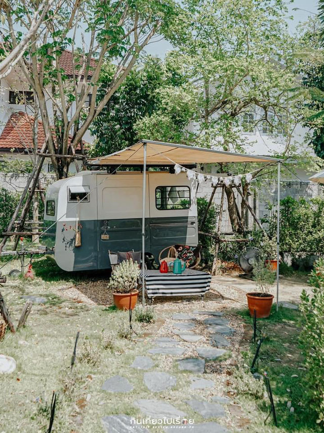 ดอกไม้ ประตู แจกัน 🏠 คาเฟ่ในบ้านแสนอบอุ่น