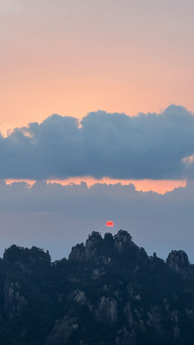 Chasing Sunsets and Peaks: My Huangshan Adventure 🌄⛰️✨