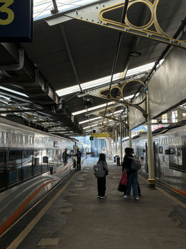 นั่งรถไฟข้ามเมืองที่ประเทศอินโดนีเซีย 🇮🇩