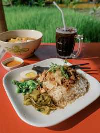 โรงหมี่หอมหวล 🍜 ร้านบะหมี่รสชาติดีริมชายทุ่ง 