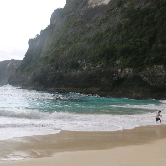 Climbing challenge at Kelingking beach with my sisters