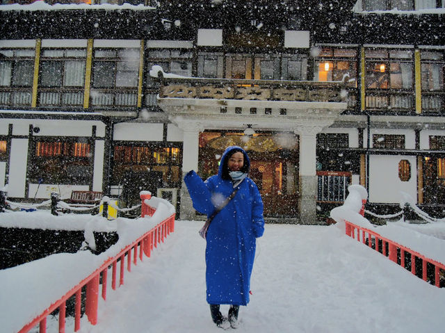 《銀山温泉》趣深い温泉街と雪景色