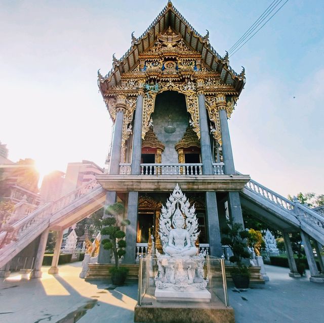 泰國曼谷市區歷史古跡皇家寺廟:Wat Sutthiwararam，精美絕倫的建築和雕像，適合打卡拍照📸好去處