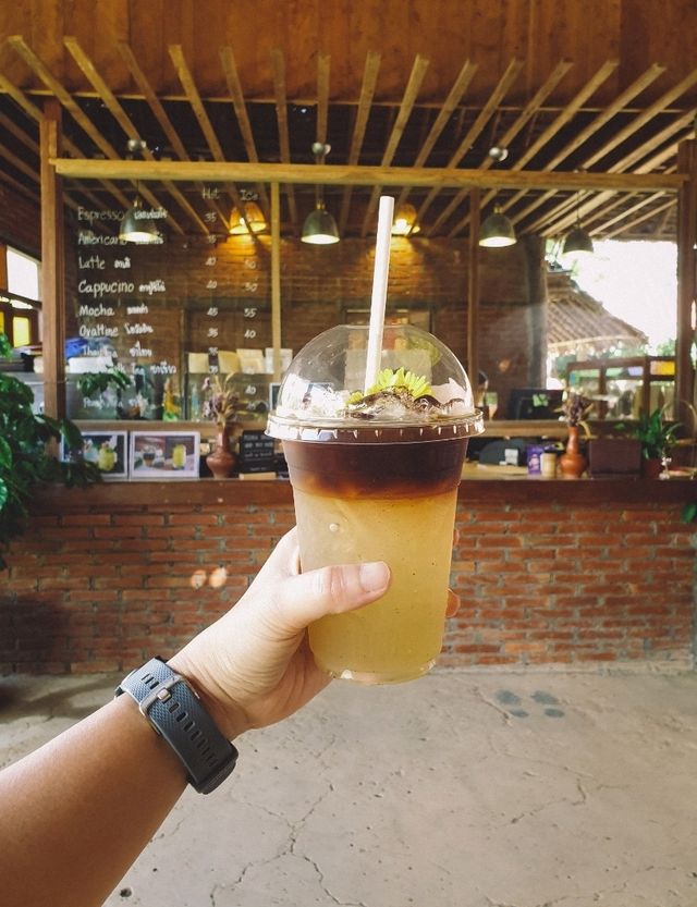 ตลาดร้อยใจรักษ์ จุดแวะพักรถที่มีสวนสวย