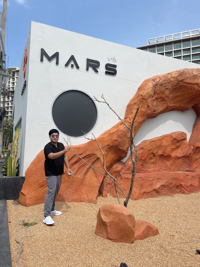 MARS PATTAYA คาเฟ่ธีมอวกาศ