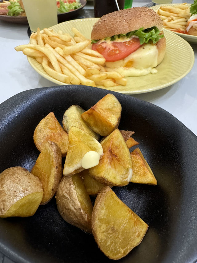 【北九州カフェ】国産素材にこだわったボリューム満点のハンバーガー🍔