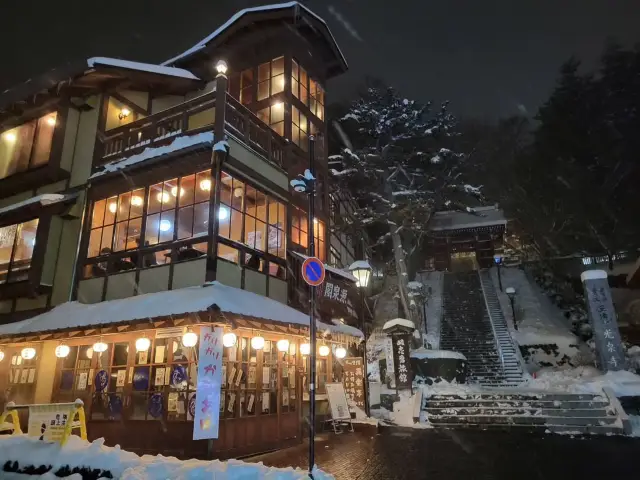 草津湯畑的魔幻夜景