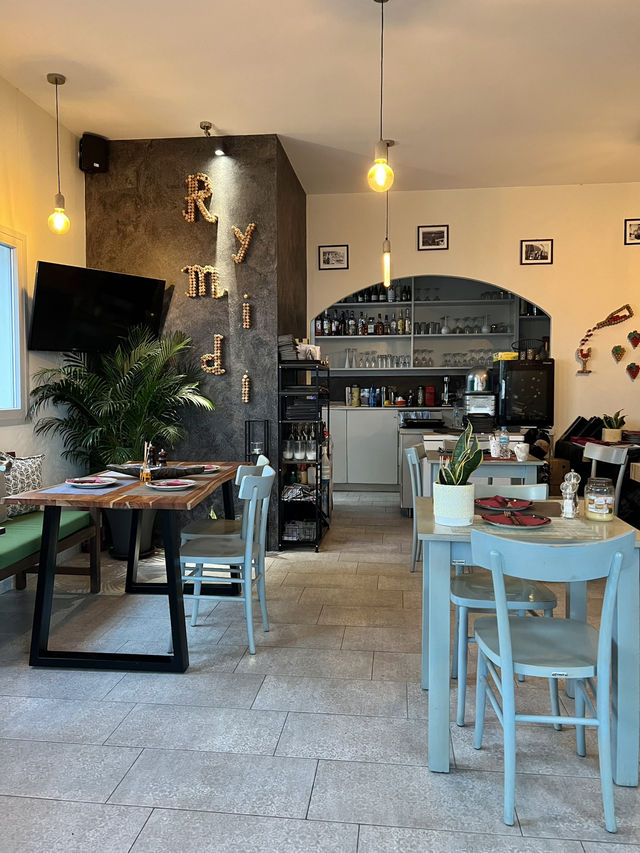 Charming Italian Dining in Santorini🩷