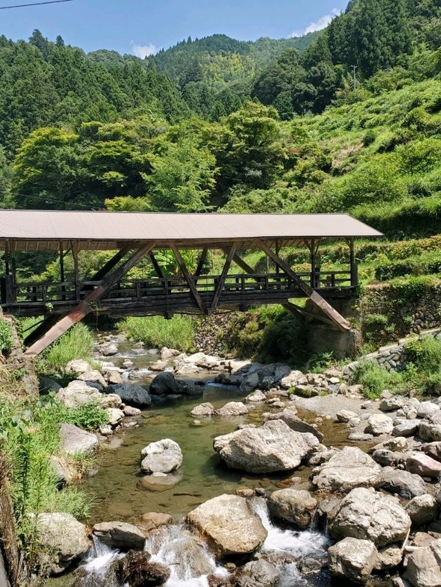 【巨岩の連なる石鎚山信仰の拠点】