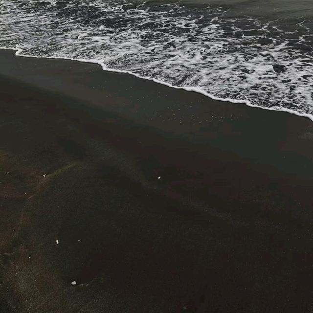 黑沙海灘｜夜光藻點綴的私密沙吻