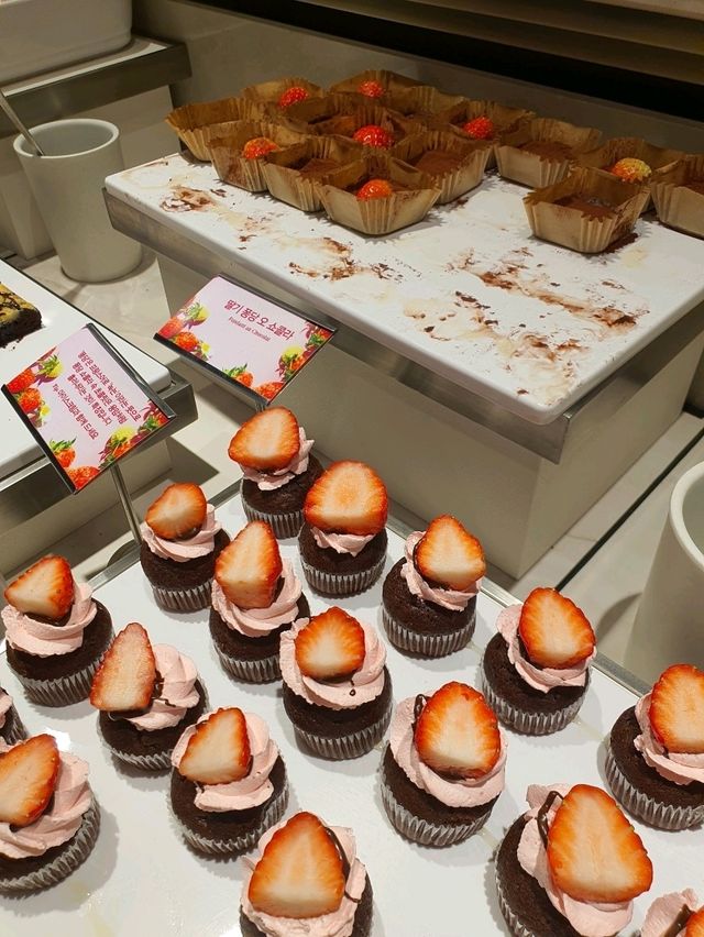 달콤한 딸기의 향연! 🍓✨ 애슐리에서 진행하는 딸기 뷔페