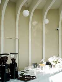 Curvy Dining คาเฟ่สีขาวโค้งมน ย่านกรุงเทพกรีฑา