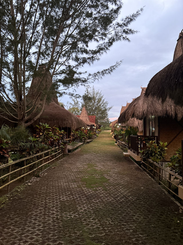 A Cozy Stay at Hotel Sinar, Tambolaka: Traditional Roofs, Modern Comforts 🌴🏡