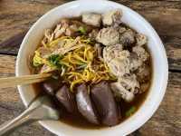 ก๋วยเตี๋ยวบุฟเฟต์หลังศาลหลักเมืองเเพร่