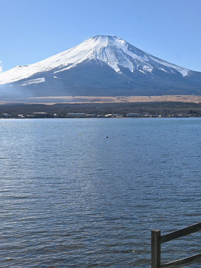 วิวบันไดลงทะเลสาบ Yamanaka Mount Fuji