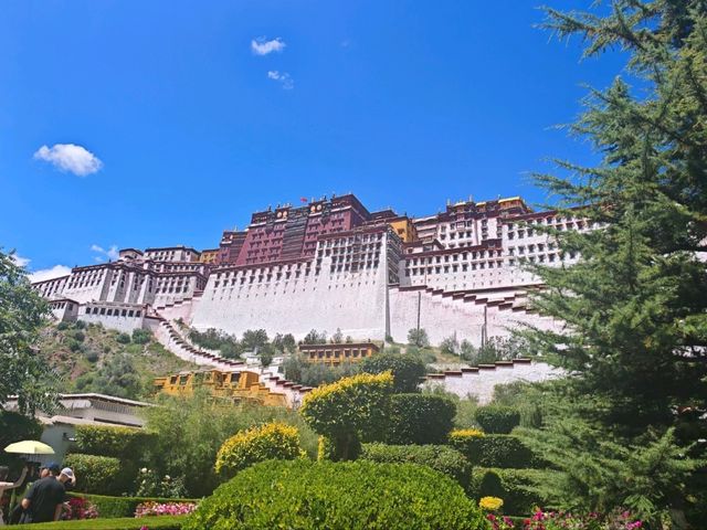Exploring the Majestic Potala Temple in Lhasa, Tibet
