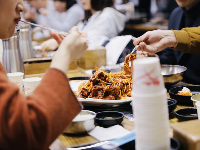 首爾漢南洞必吃！排隊抽號碼牌30年老店的極品土豆排骨湯，肉嫩入味吃好飽啊
