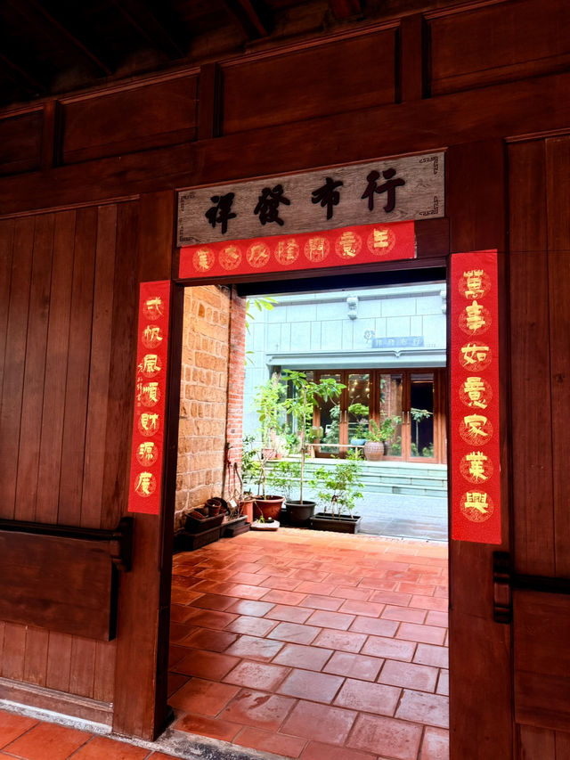 台北｜十連棟紅磚屋 第一進騎樓記錄迪化街百年風華