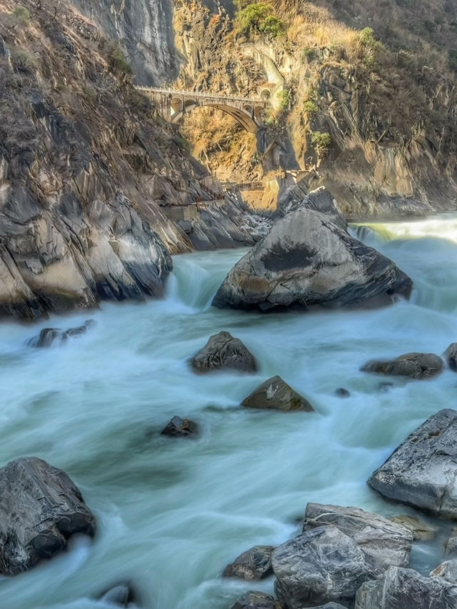 Epic Views and Wild Trails: Exploring the Majestic Tiger Leaping Gorge (虎跳峡)