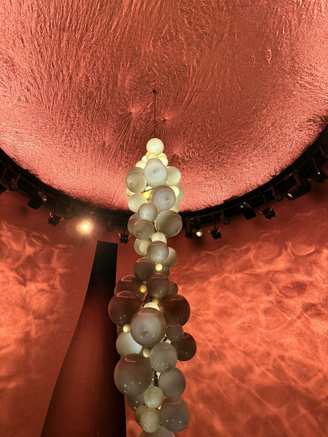 大阪萬博｜時尙法國詮釋愛的頌歌 LV行李箱組成投影地球