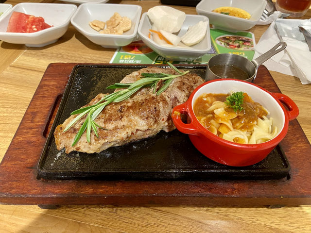 舌尖上的龍華8號倉✨ 豪客來牛排🥩✨味覺浪漫邂逅💕🍽️