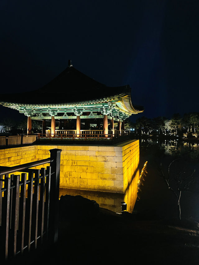 한국 경주의 찬란한 야경을 바라보다, 동궁과 월지