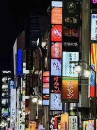 各種絢爛的霓虹燈招牌鋪天蓋地💕新宿歌舞伎町