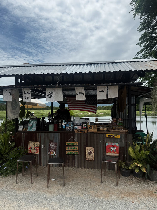 ร้านกาแฟนั่งชิว วิวสุสาน ย่านเลี่ยงหนองมน ชลบุรี