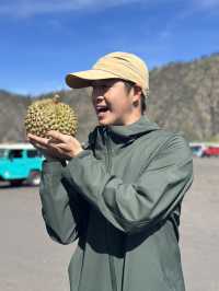 【前往 Mt. Bromo 的路上，不只是一段「交通」🚙🗻】 這趟不是單純的移動，而是一場穿越火山沙海的冒險旅程。