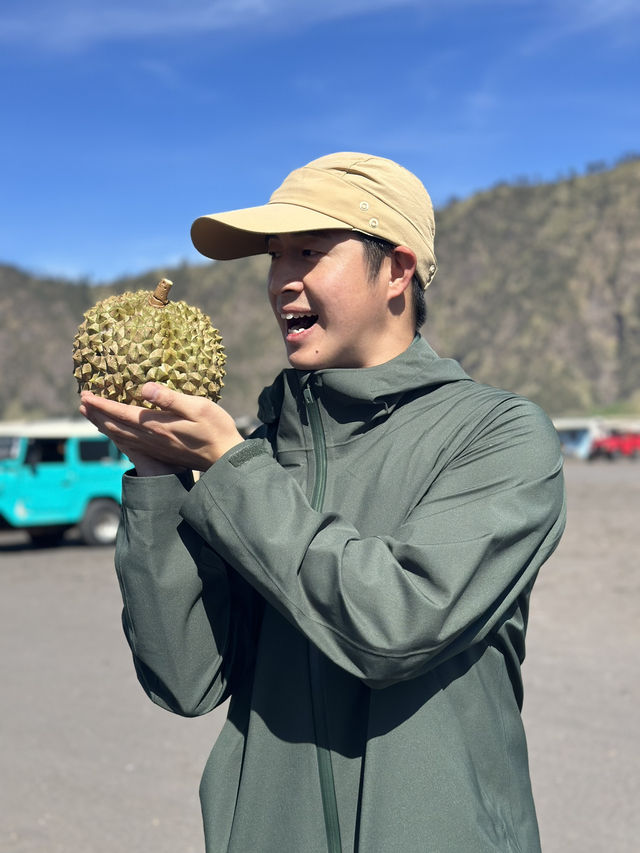 【前往 Mt. Bromo 的路上，不只是一段「交通」🚙🗻】 這趟不是單純的移動，而是一場穿越火山沙海的冒險旅程。