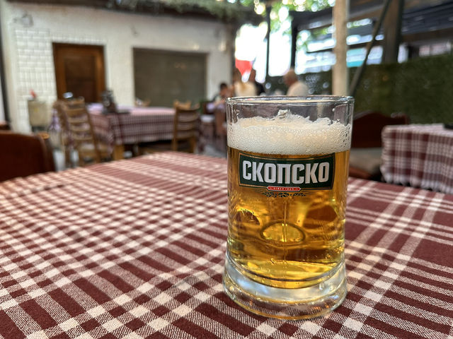 【Skopje｜銅像が立ち並ぶ“テーマパークのような首都”を歩く】  北マケドニアの首都で、日本ともゆかりのある街並み