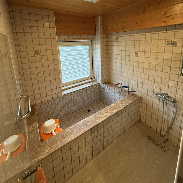 苗栗湖畔花時間🌼小木屋、泡湯一次享受😎