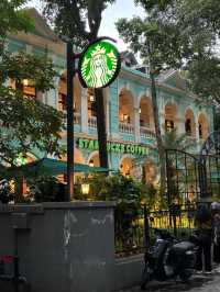 Guangzhou’s Dreamiest Starbucks: Dipped in Tiffany Blue