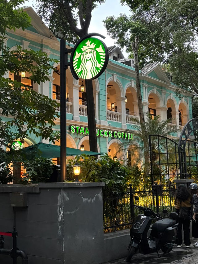 Guangzhou’s Dreamiest Starbucks: Dipped in Tiffany Blue