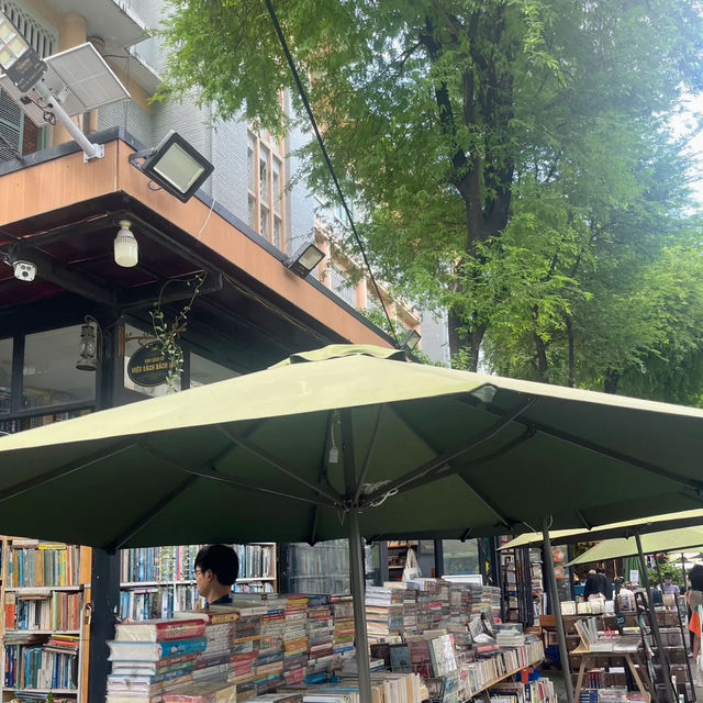 Book Street Hochiminh ถนนทั้งเส้นเต็มไปด้วยหนังสือ