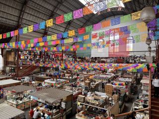 [Hidalgo Market | An art market with a 100-year-old steel dome and local food culture]