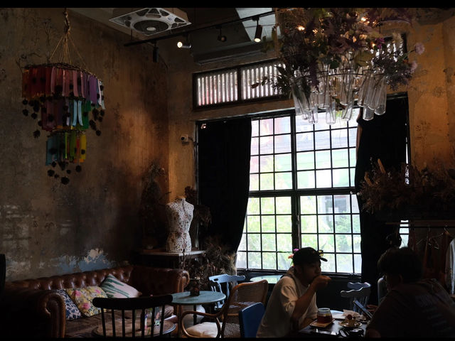 Bangkok's Micro-House Cafe: Wallflowers Cafe! 🏡☕
