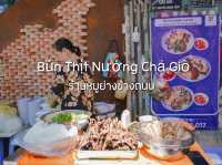 Bún Thịt Nướng Chả Giò ร้านหมูย่างข้างถนน