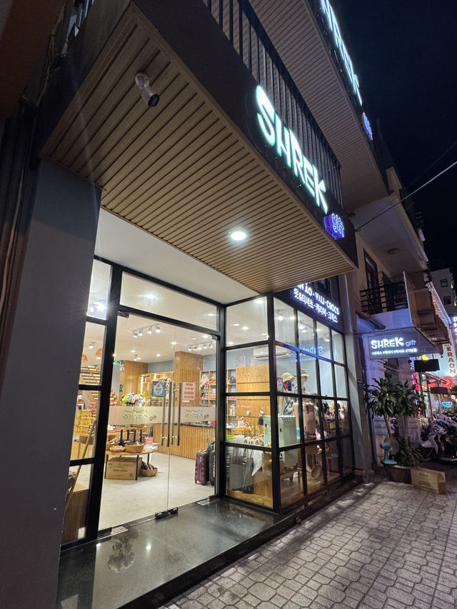 담시장을 못갔다면, 슈렉샵도 추천해요! 기념품샵 천국✨