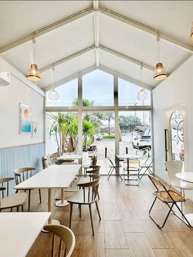 Sunny Brew Cafe x Pattaya ตกแต่งที่ทันสมัย สบายตา