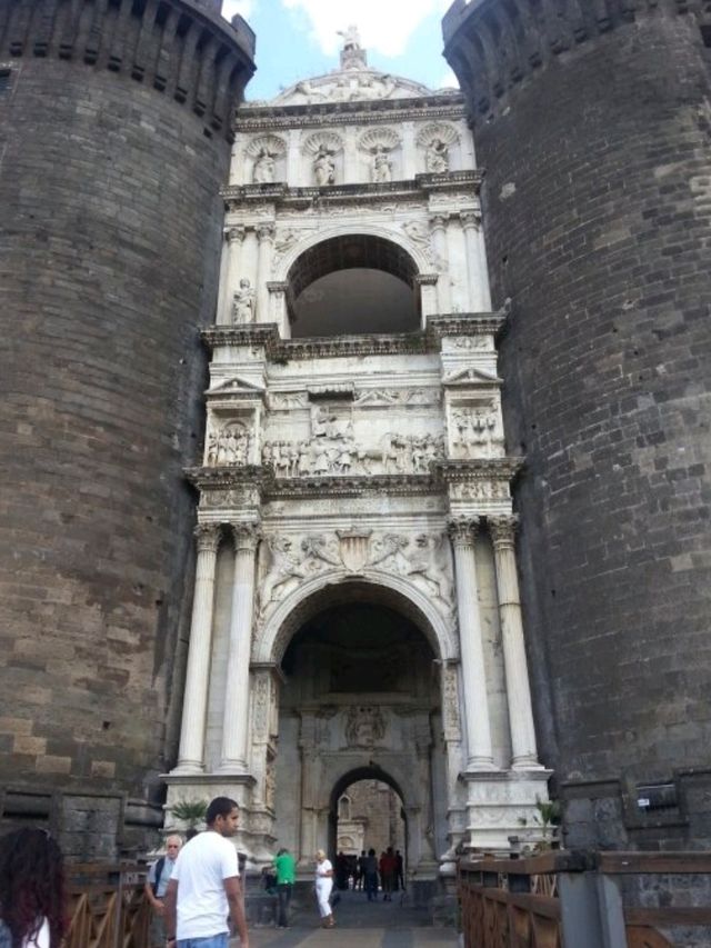 【イタリア】ナポリ　ヌオーヴォ城