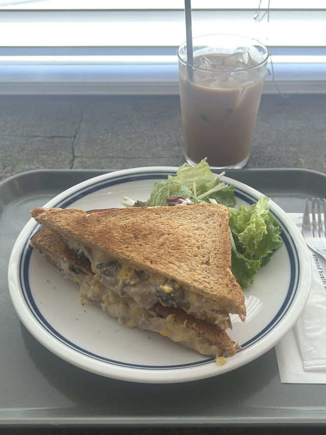 【東京・代々木公園】almond hostel & cafeのグリルドサンドイッチ