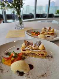 レインボーブリッジを望むテラスで、NYグリルフレンチとシャンパンを🍽️✨